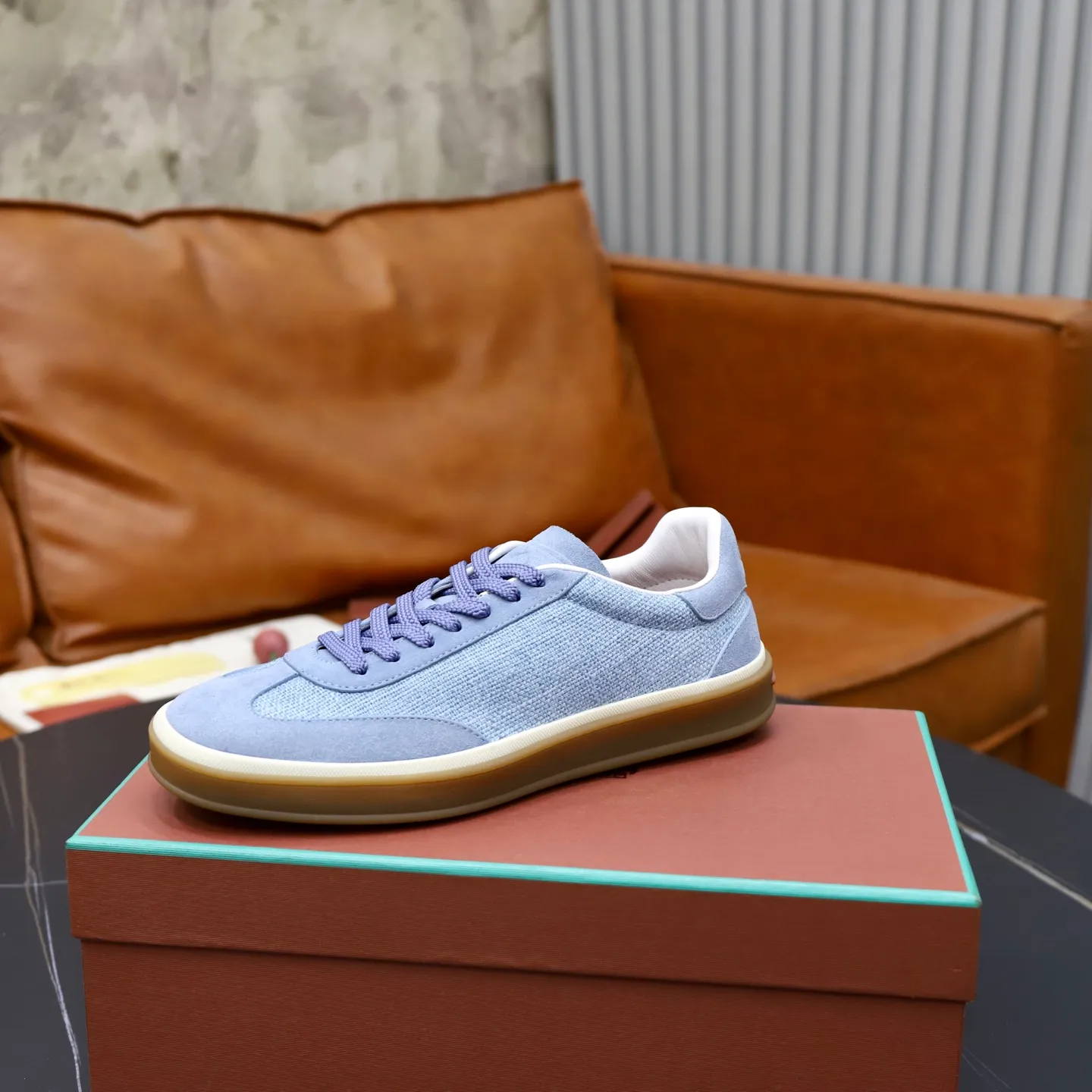 Ex-factory price: 540💰Loro Riana men’s moral training sneakers! Made from high-quality materials and designed in a low-cut silhouette, it offers an elegant and stylish look that's suitable for year-round wear. The unique double-layer sole aesthetic design, caramel cup-shaped outsole is decorated with off-white rubber trim, creating an attractive color combination. Pair with tailored pieces or jeans for a sophisticated yet casual look. The heel is decorated with soft cow leather tongue with Kummel color inserts and cotton laces with embossed LP logo. Upper: cow split suede stitching knitted fabric. Lining: original thickened soft sheepskin. Size: 38-39-40-41-42-43-44 (customized in 45.46)